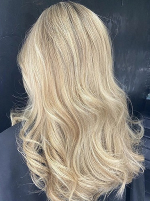 Best-blonde-hairdressers-in-Paradise-Point-Queensland